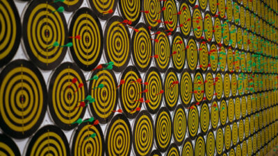 darts-hitting-a-bullseye-tiny